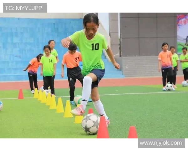 从小球场到世界舞台足球明星成长之路揭秘视频